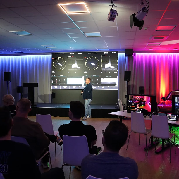 Programozott multifunkcionális világítás dinamikus fényerő és színhőmérséklet érzékelőkkel