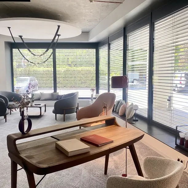 Világítástechnikai showroom tervezők és belsőépítészek számára a Luminis bemutatótermében